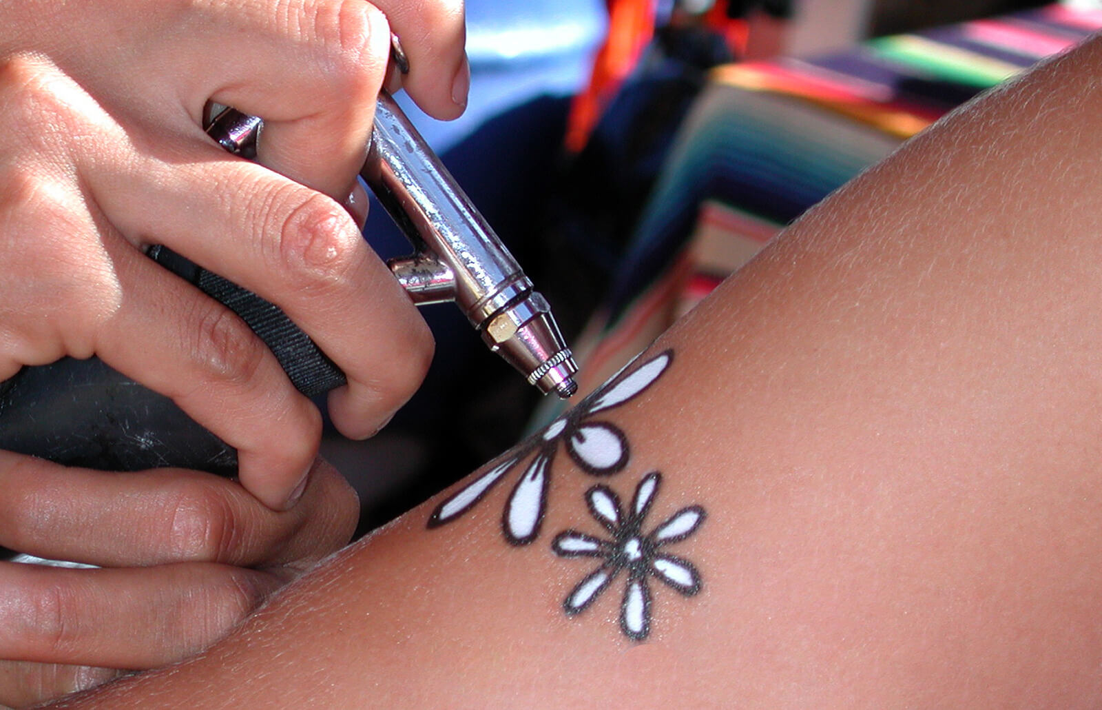 aerógrafo pintando un tatuake