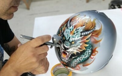 Cómo pintar un dragón japonés en un casco con aerógrafo — paso a paso