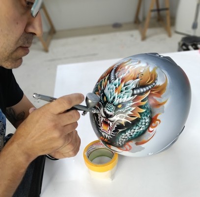 Cómo pintar un dragón japonés en un casco con aerógrafo — paso a paso